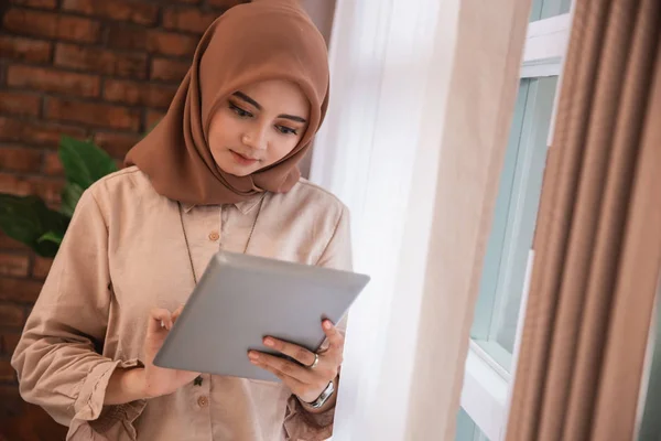 Moslim slimme vrouw met Tablet PC — Stockfoto