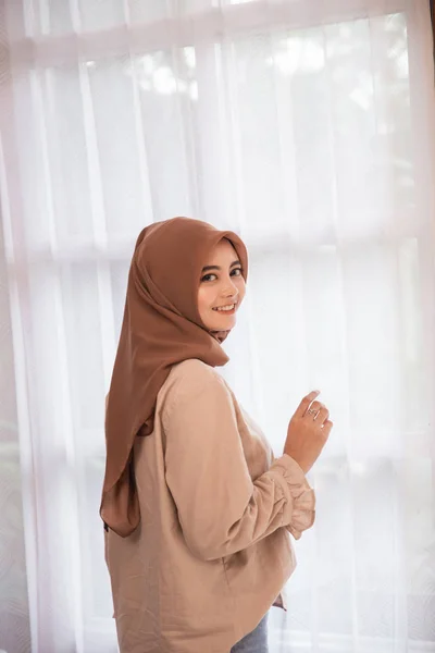 Szczęśliwy Muzułmanin kobieta ubrany brązowy hidżab — Zdjęcie stockowe