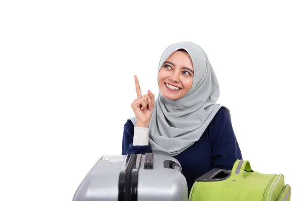 Moslim vrouw met hijab naar boven gericht — Stockfoto