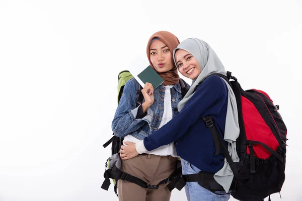Азіатська мусульманська жінка рюкзак ізольовані — стокове фото