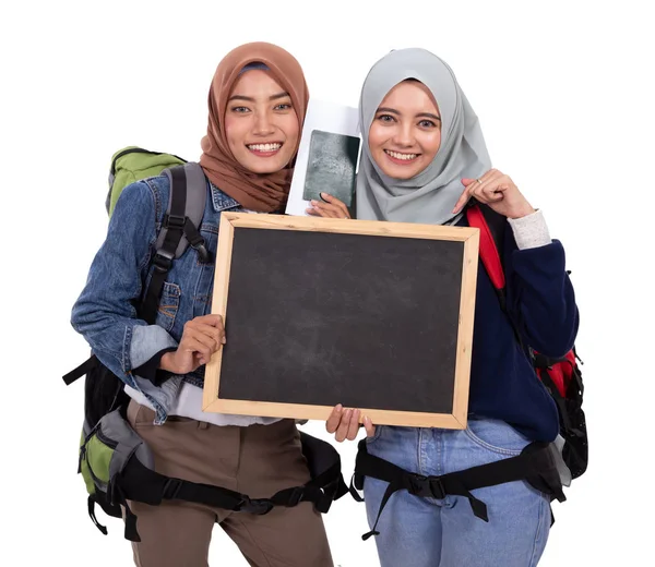 Twee moslim vrouw Backpacker met Blackboard — Stockfoto