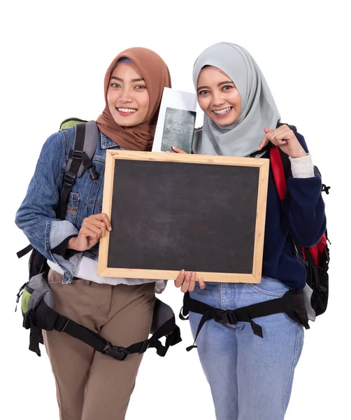 Twee moslim vrouw Backpacker met Blackboard — Stockfoto