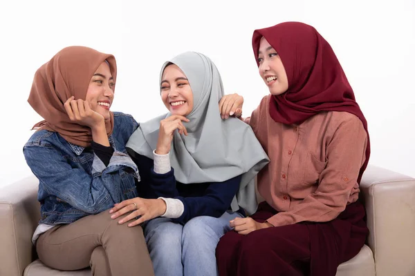 Tiga teman muslim duduk di sofa — Stok Foto