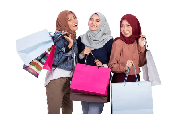 Muslimsk kvinna med Shoppingbag isolerad — Stockfoto