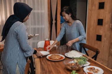 Mola orucu için yemek masası hazırlama