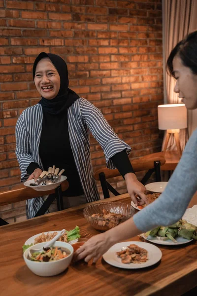 Preparação muçulmana para o jantar de jejum ramadan — Fotografia de Stock