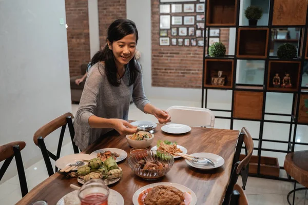 Istri rumah mempersiapkan meja untuk makan malam — Stok Foto