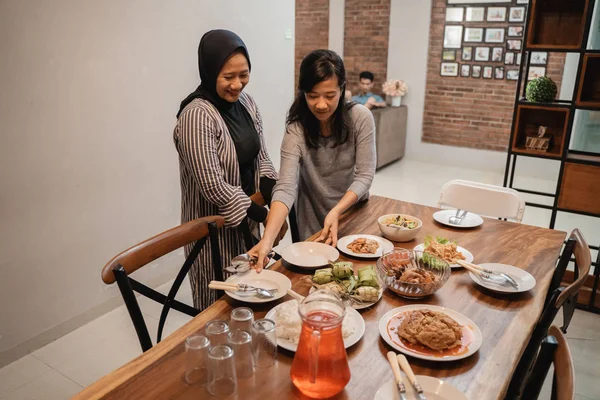 Muslim persiapan untuk ramadan puasa makan malam — Stok Foto