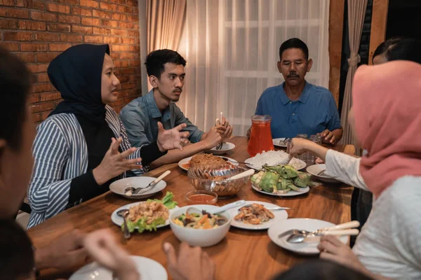 Cena familiar musulmana asiática juntos. romper el ayuno —  Fotos de Stock