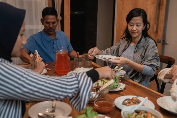 Istirahat puasa atau buka puasa pada hari raya kareem — Stok Foto