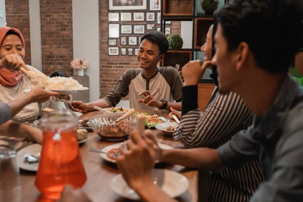 一緒にアジアのイスラム教徒の家族の夕食。断食を破る — ストック写真