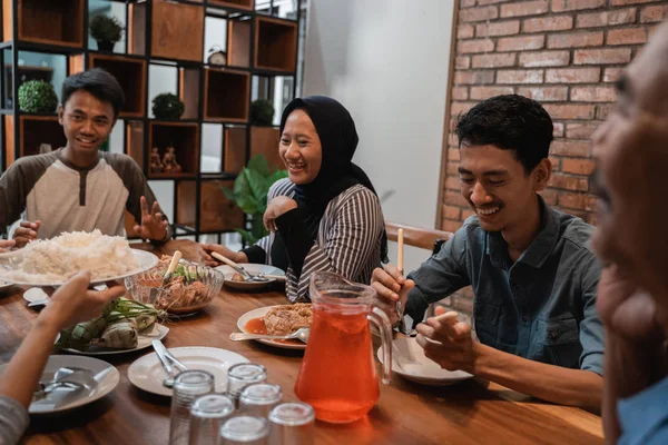 Asiático muçulmano família jantar juntos. pausa de jejum — Fotografia de Stock