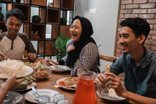 Istirahat puasa atau buka puasa pada hari raya kareem — Stok Foto