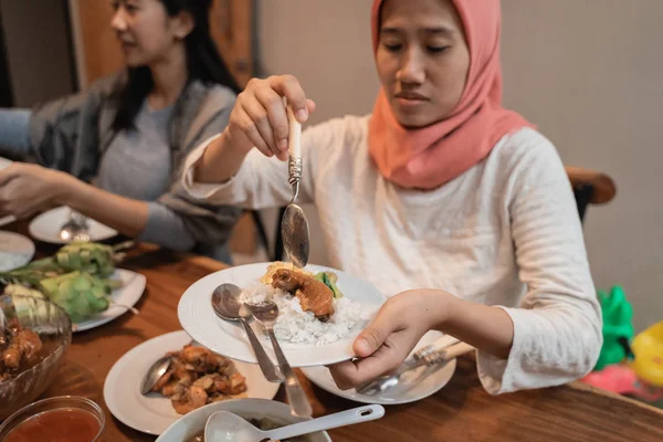 Muslimische Frau isst gemeinsam zu Abend — Stockfoto