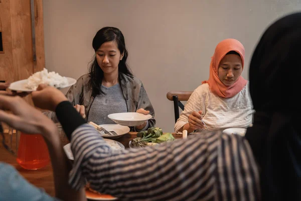 穆斯林妇女一起吃晚饭 — 图库照片