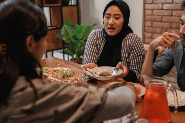 一緒に夕食を食べるイスラム教徒の女性 — ストック写真