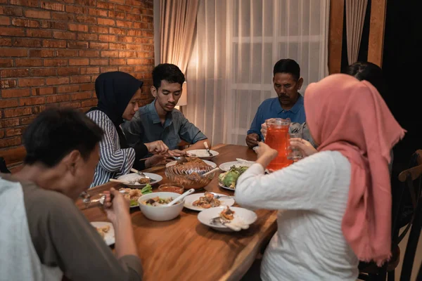 Asiatisk muslimsk familjemiddag tillsammans. bryta fasta — Stockfoto