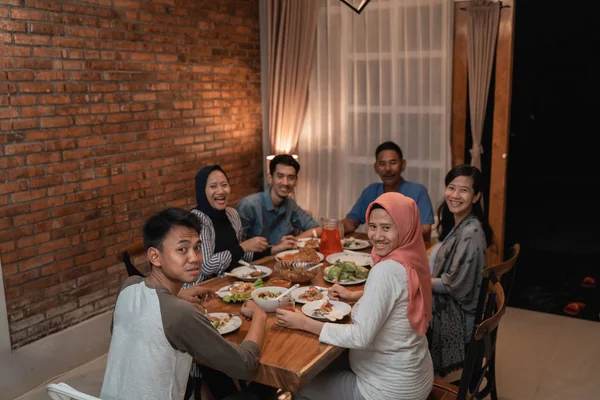 Asiático muçulmano família jantar juntos. pausa de jejum — Fotografia de Stock