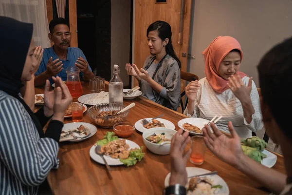 Família muçulmana rezar antes do jantar — Fotografia de Stock