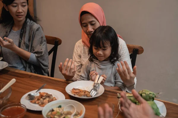 Ibu dan anak berdoa sebelum makan — Stok Foto