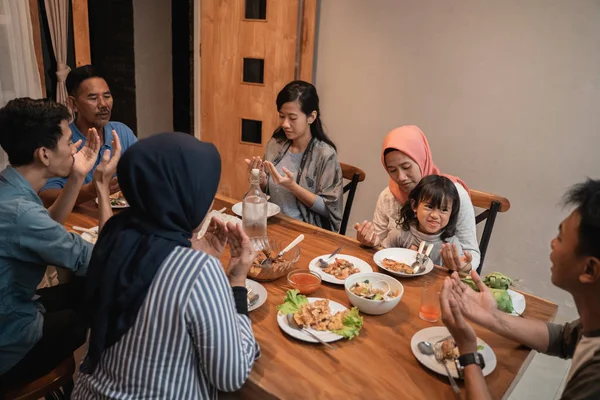 Muslim keluarga berdoa sebelum makan malam — Stok Foto