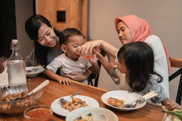 Ibu memberi makan anaknya saat makan malam. — Stok Foto