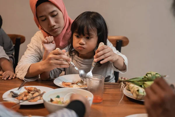 Ibu muslim makan dengan putrinya duduk di pangkuan — Stok Foto