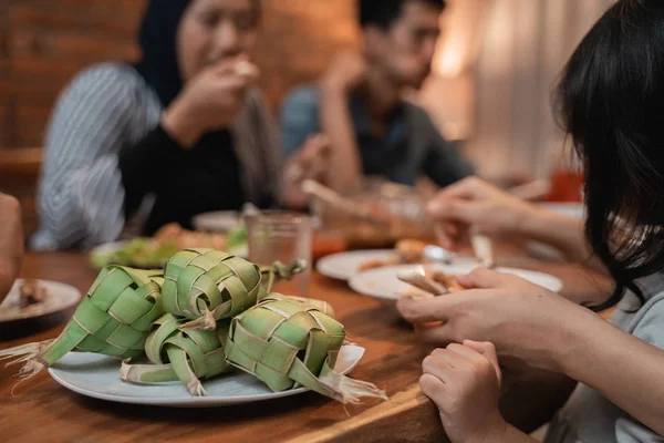 Ketupat na stole jadalnym — Zdjęcie stockowe