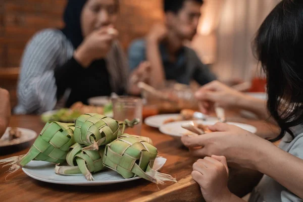 Ketupat na mesa de jantar — Fotografia de Stock