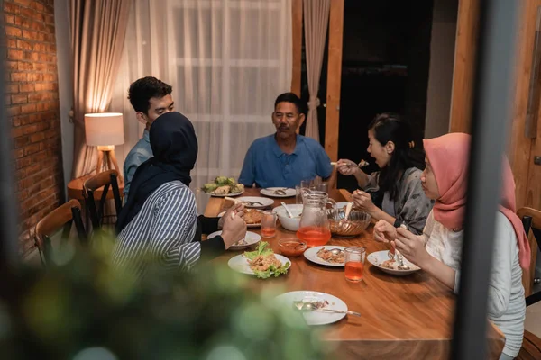 Ázsiai muzulmán családi vacsora együtt. Break böjt — Stock Fotó