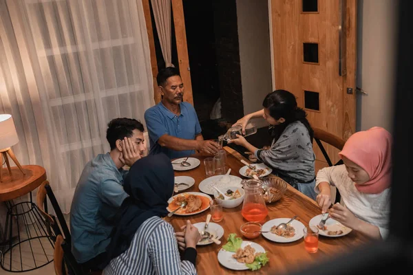 Istirahat puasa atau buka puasa pada hari raya kareem — Stok Foto