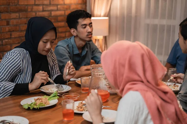 Istirahat puasa atau buka puasa pada hari raya kareem — Stok Foto