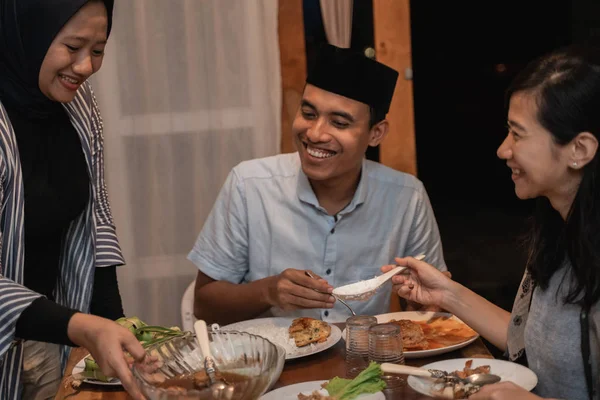Разговляться или бука пуаса на рамадан карим — стоковое фото