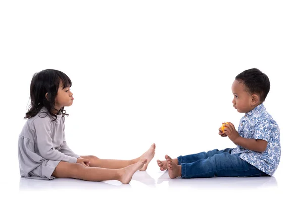 白の上に座って直面する幼児 — ストック写真