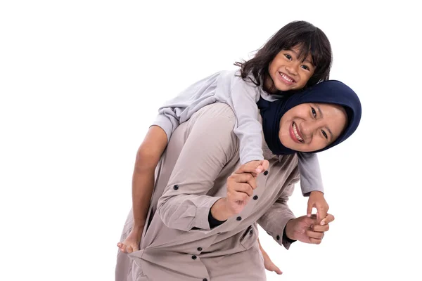 Muçulmano mãe e sua filha isolado — Fotografia de Stock