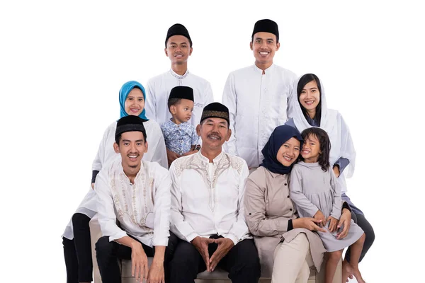 Asiático muçulmano família eid mubarak ramadan kareem — Fotografia de Stock