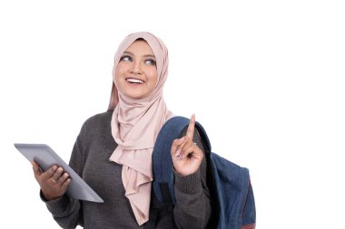 tablet işaret ve düşünme ile Müslüman öğrenci