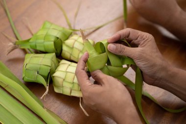ketupat geleneksel endonezya pirinç kek yapma
