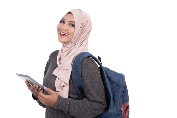 Estudante muçulmano com tablet pc — Fotografia de Stock