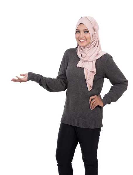 Glad leende muslimsk kvinna som presenterar — Stockfoto