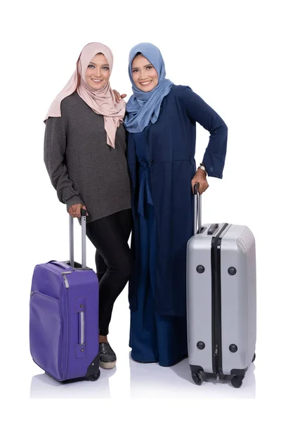 Улыбающаяся азиатка хиджаб с чемоданом — стоковое фото