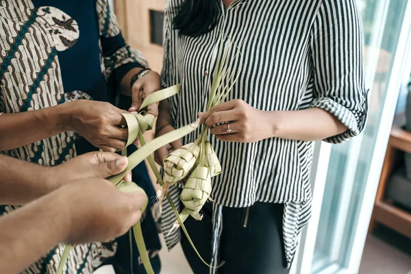 Ketupat bei traditionellen indonesischen Lebensmitteln gemeinsam herstellen — Stockfoto