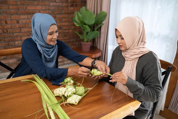 Birlikte ketupat geleneksel Endonezya gıda yapma — Stok fotoğraf