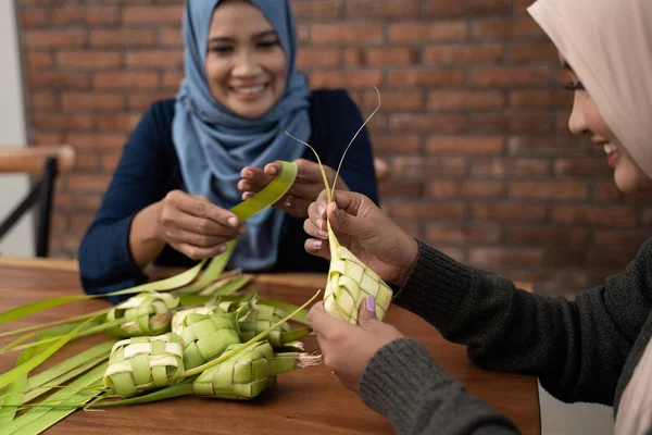 Membuat ketupat tradisional indonesia makanan bersama-sama — Stok Foto