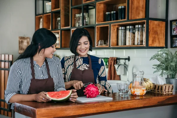 Madre e hija en casa haciendo un postre fresco — Foto de Stock