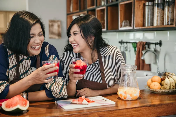 Mãe feliz e filha fazendo coquetel de frutas — Fotografia de Stock