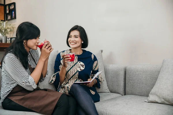 Madre e hija joven tomando cóctel de frutas — Foto de Stock