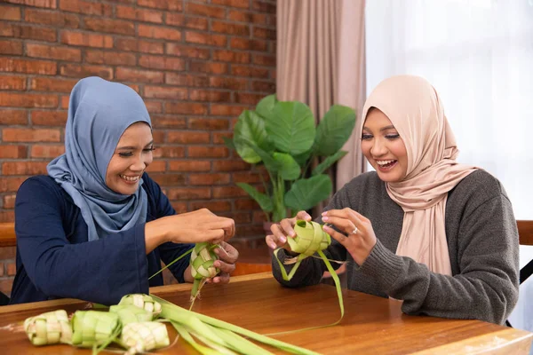 Moslim maken traditionele ketupat of rijst taart — Stockfoto