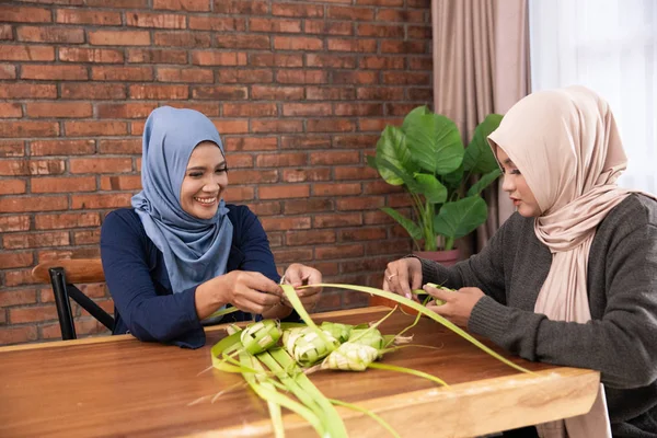 Göra ketupat traditionell indonesisk mat tillsammans — Stockfoto