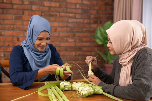 Muslim membuat ketupat tradisional atau kue beras — Stok Foto
